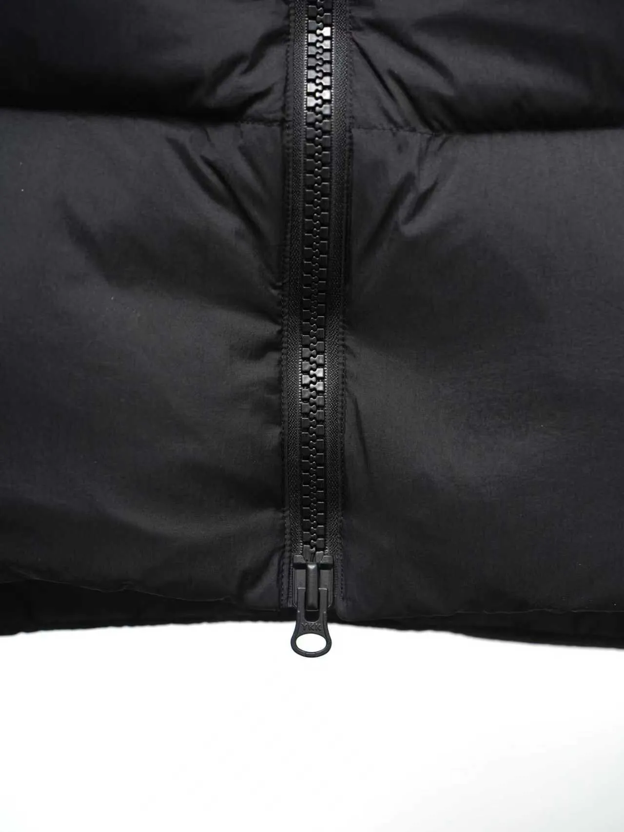 P580 Canada gooes Lawrence Down Vest (high version) With a durable shell and quilted body, the Lawrence Down Vest is a must-have for all seasons. The fabric has a durable soft touch. Longer hem at back for added protection. Reflective double-stripe grip tape at back. The Lawrence features an engineered down-filled collar to block strong winds, a two-way front zip and a longer rear hem. Color: black with red label, black with black label, desert color, ocean blue Size: XS -2XL